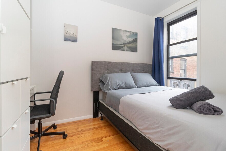 Building Photo - 130 E 95th St