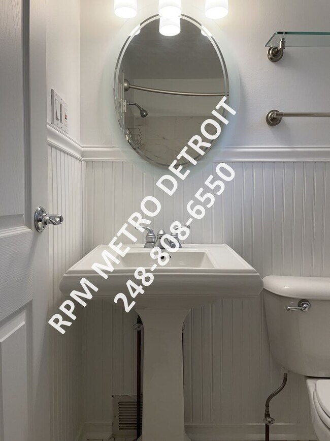 Building Photo - Charming Townhome in Birmingham