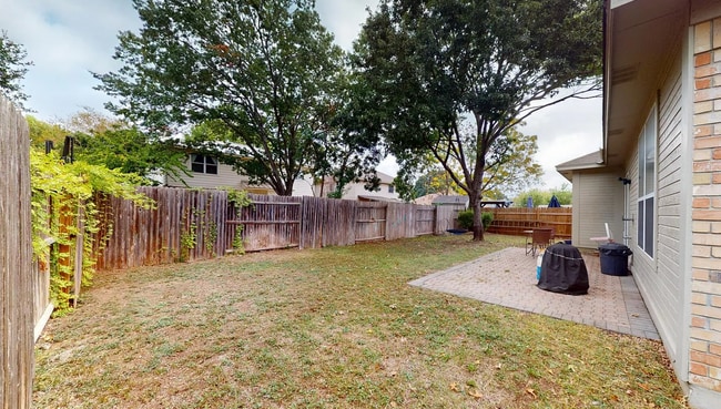 Building Photo - Adorable 1 story 4 bedroom 2 Bath with 2 car garage