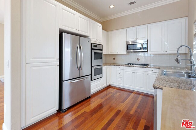 Building Photo - 2020 Penmar Ave