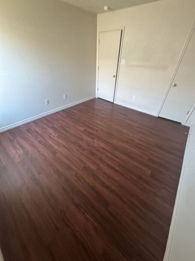 Building Photo - AVAILABLE NOW! (SECTION 8 ACCEPTED)