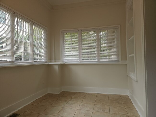 Building Photo - 2 Bedroom, 1.5 Baths Charming Bungalow loc...