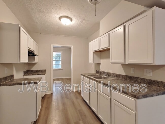 Building Photo - 3051 Columbus Ave