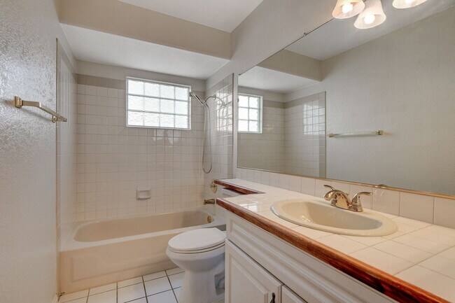Building Photo - 6812 W Elm Creek Dr
