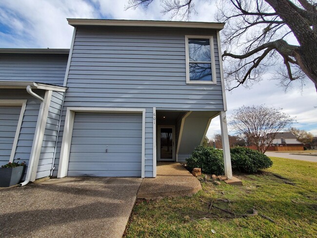 Building Photo - Wonderful Townhome in Irving