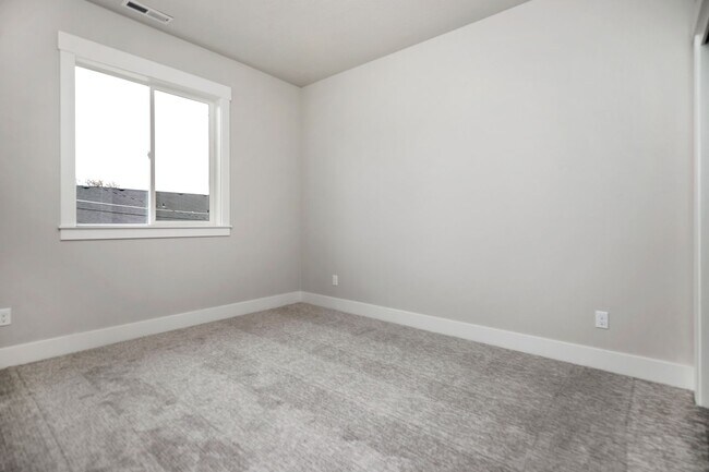 Building Photo - Luxury 5 Bed, 3 Bath home with over 3,000 sq. ft.