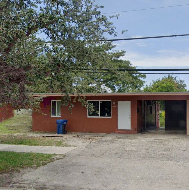 Building Photo - Nice 2-1 Duplex with a carport