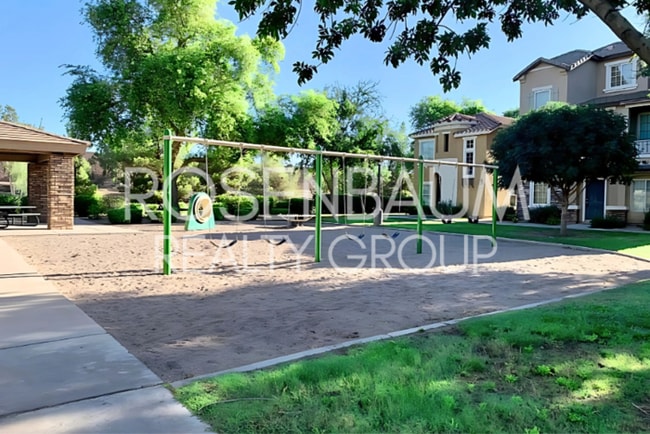 Building Photo - Stylish 3-story townhome in The Gardens Co...