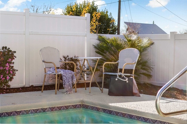 Building Photo - 217 Carol Pl