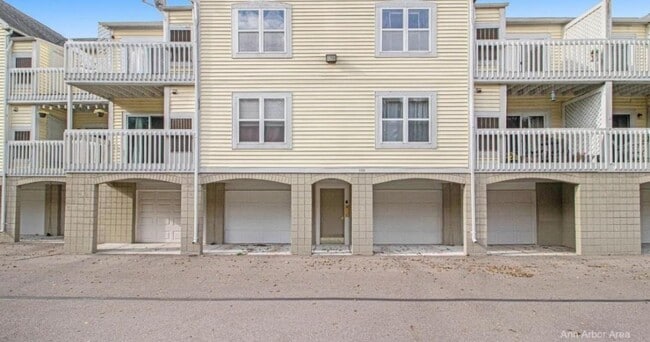 Building Photo - 2233 S Huron Pkwy