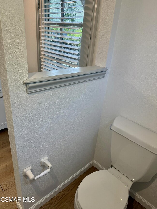 Building Photo - 1391 E Hillcrest Dr