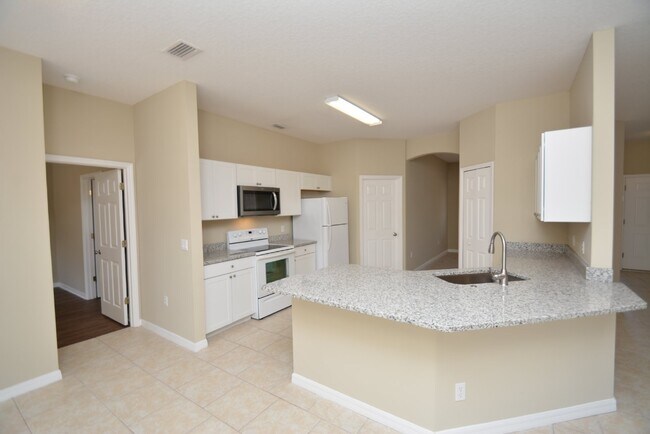 Building Photo - Pool Home with 4 bed, 2 bath located in Se...