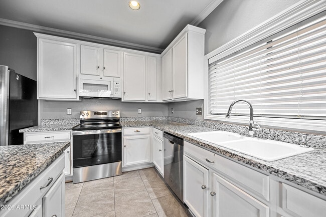 Building Photo - 10923 W Elm St