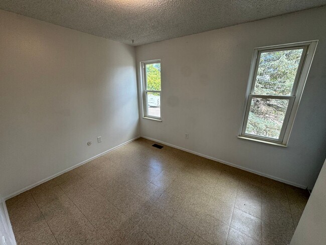 Building Photo - Spacious Morrison Home