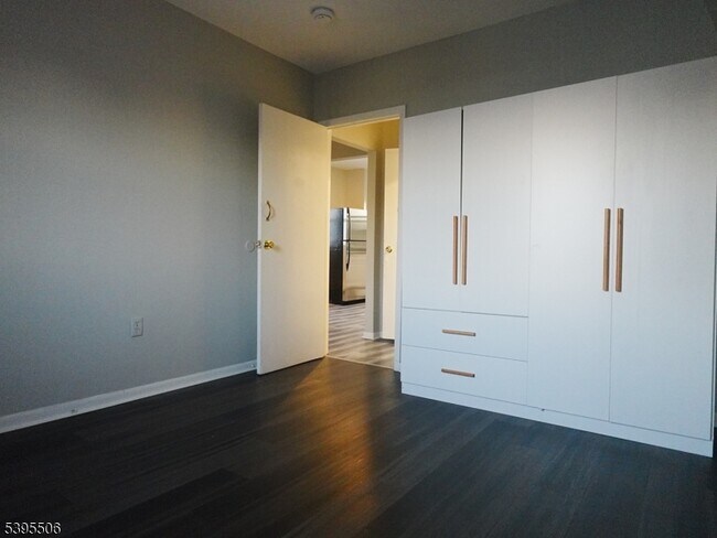 Building Photo - 510 Morris Ave