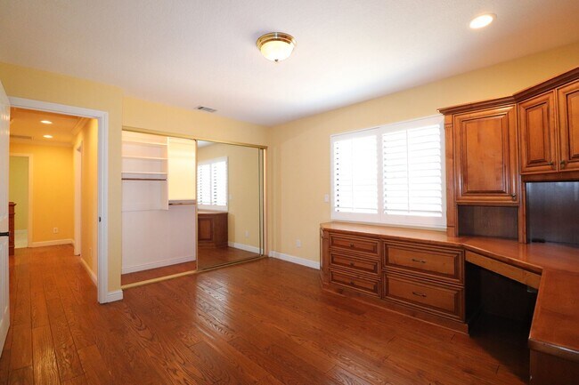 Building Photo - Beautiful Executive Home on the Golf Course
