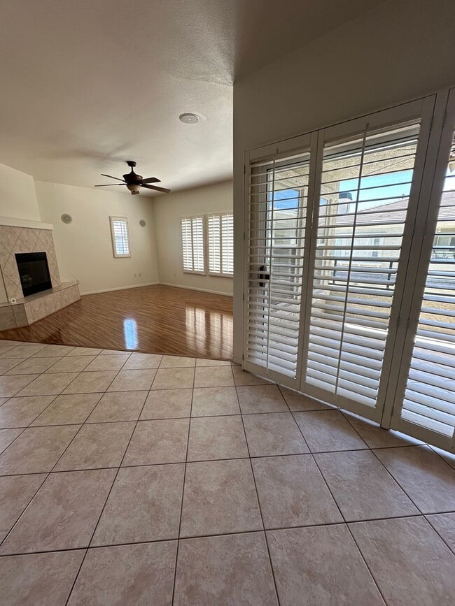 Building Photo - MUST SEE 2 BEDROOM CONDO IN SUMMERLIN!