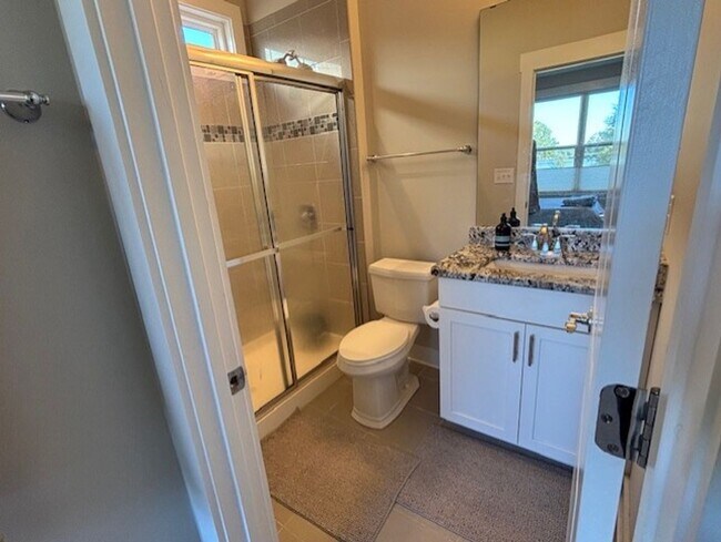 Building Photo - Stunning 5 Bed/4 Bath Home - Water View - ...