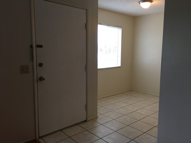 Building Photo - Two Bedroom Home Available in Oceanside!