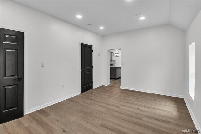 Building Photo - 545 Niagara St