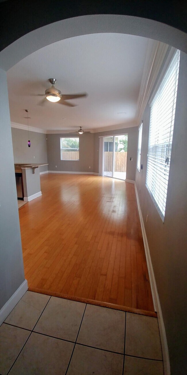 Foyer Entry - 2410 W North a St