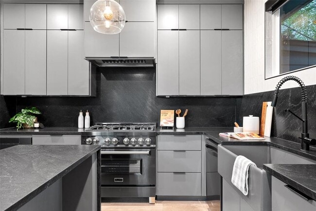 Building Photo - 2209 Rae Dell Ave