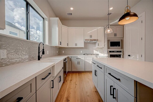 Primary Photo - 1222 W 24th St
