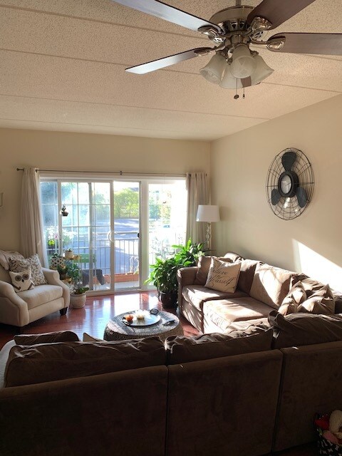 Living area - 405 S Creekside Dr