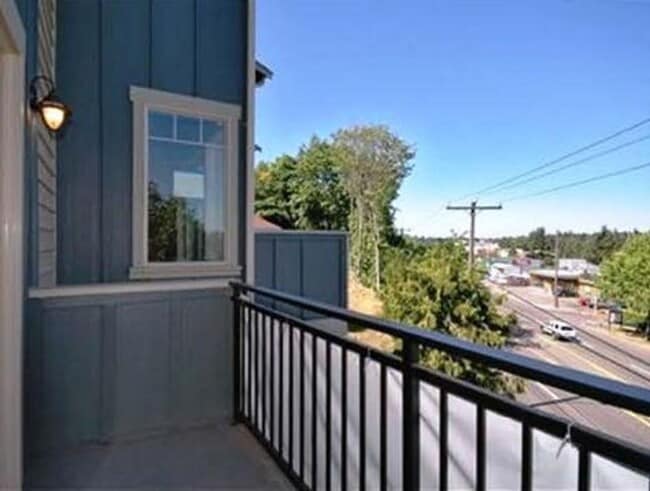 Building Photo - Beautiful 3 Bedrooms 2.5 baths Townhouse.