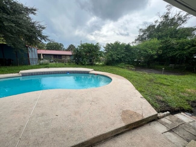 Building Photo - BEAUTIFUL 3/1 1300sq ft home with a POOL! ...