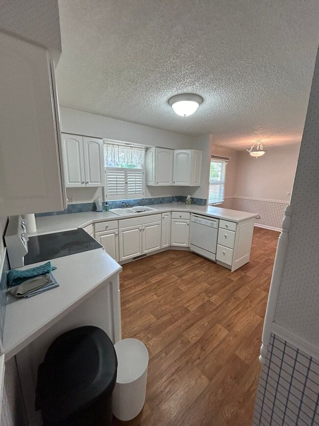 Building Photo - 302 6th Ave W