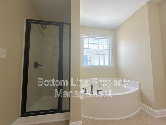 Building Photo - 6223 Woodland Commons Dr