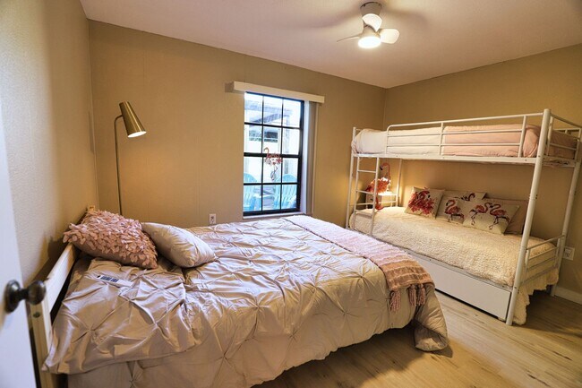 Building Photo - Seasonal Short-term 2-Bedroom 2-Bathroonm Condo located at Mission Lakes!