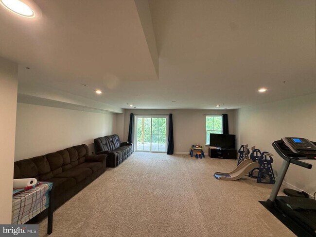 Building Photo - 256 Chase Dr