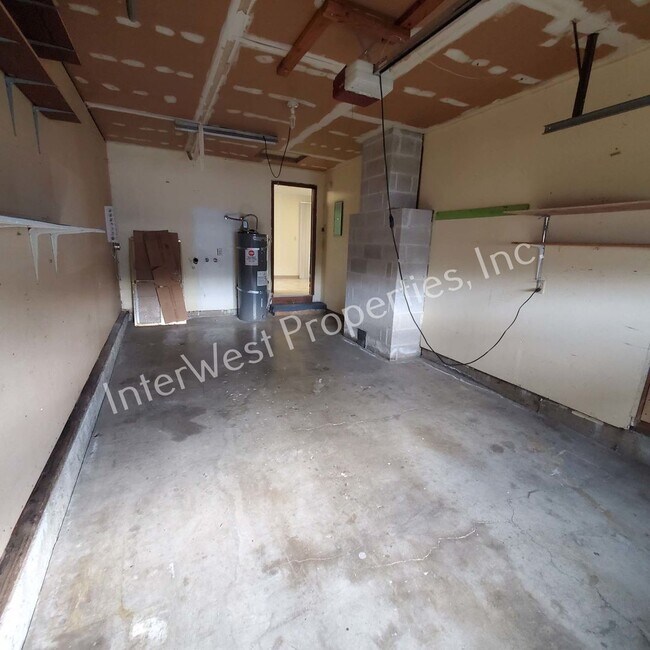 Building Photo - JOHNS01