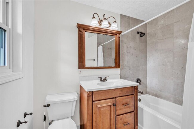 Building Photo - 318 Tyrone Rd