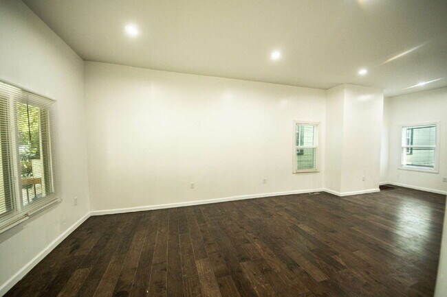 Building Photo - Multi-unit Building