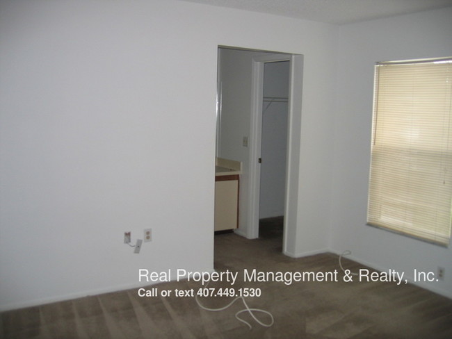 Building Photo - 3 BR / 2 BA Duplex Off Dean Road