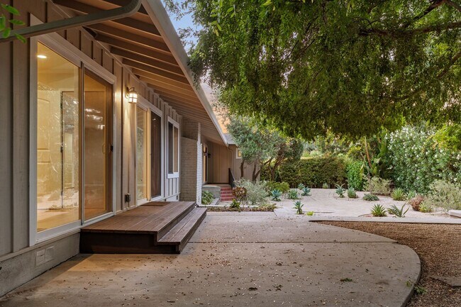 Building Photo - Spacious Menlo Park Retreat with 6 Bedroom...