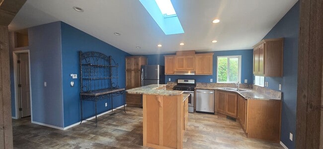 Building Photo - 200 Cypress Cir