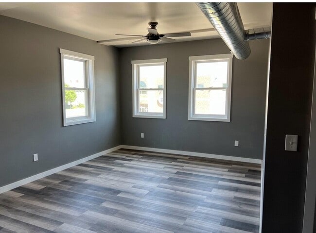 Building Photo - 1214 3rd St S