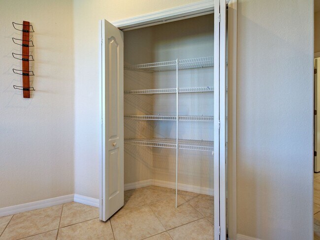 Building Photo - 3BD/2BA/3 Car Garage in Stoneybrook