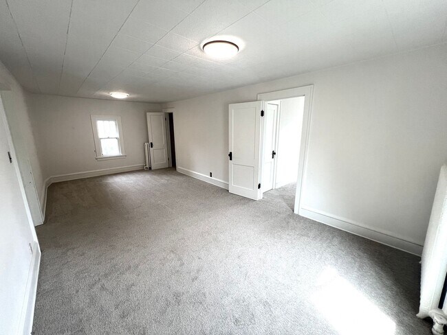 Building Photo - 3 Bedroom, 1 Bathroom Single-Family Home!