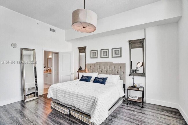 Building Photo - 7900 Harbor Island Dr