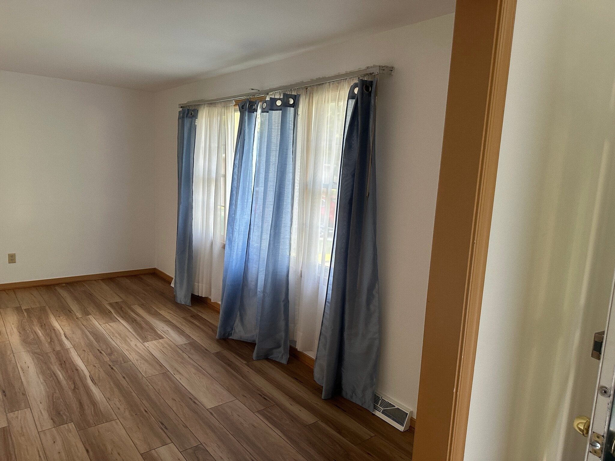 Living Room - 3908 Devenwood Ave