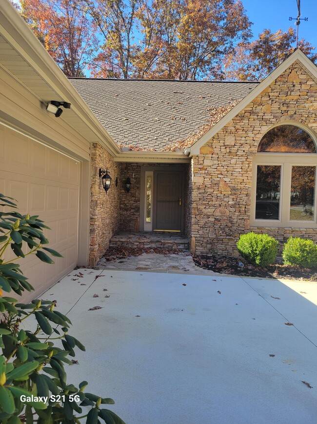 Building Photo - 148 Lakewood Dr