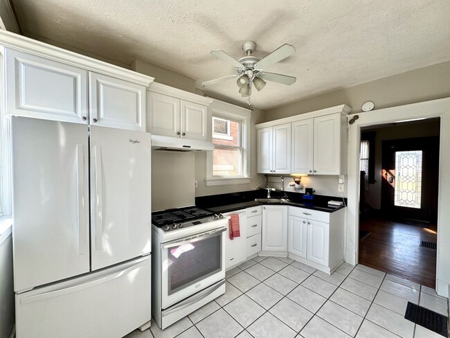 Building Photo - Charming Oakley 3 Bed, 1.5 Bath Single Fam...