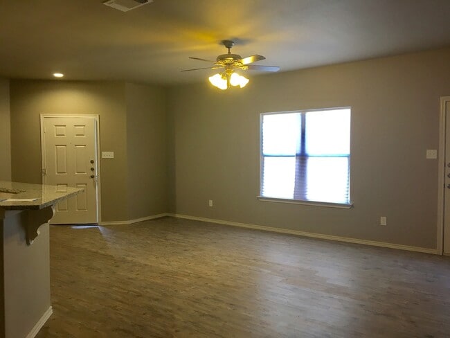 Building Photo - 1105 Preston Trails