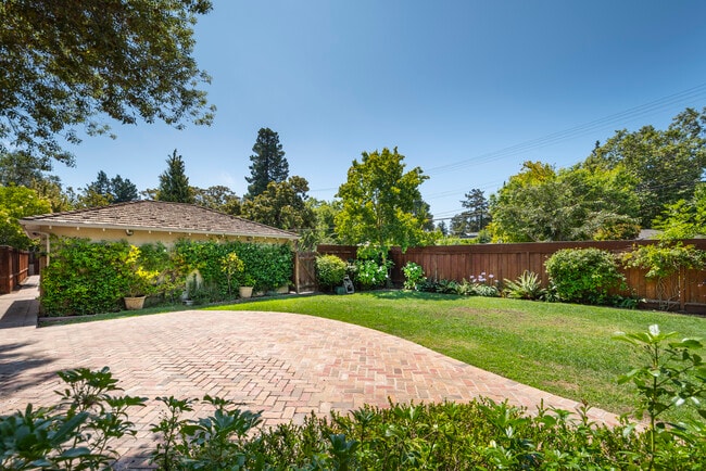 Building Photo - 403 Laurel Ave