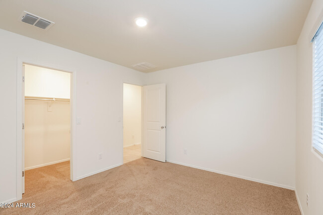 Building Photo - 9068 S 253rd Dr